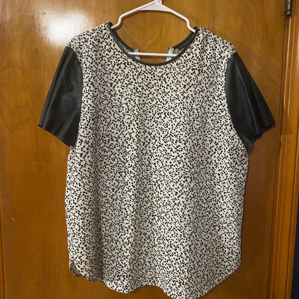 Ann Taylor Black and White Speckled Short Sleeve Top